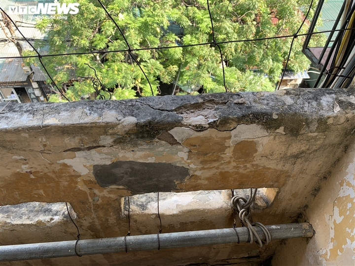 Ông Phương, một kỹ sư xây dựng và cũng là cư dân sinh sống tại đây cho biết: “Theo thời gian, kết cấu chịu lực của toà nhà 5 tầng cũ này dần dần không đảm bảo được sự an toàn. Thêm vào đó, hệ thống cấp thoát nước ở bên trong đều đã xuống cấp nặng”.