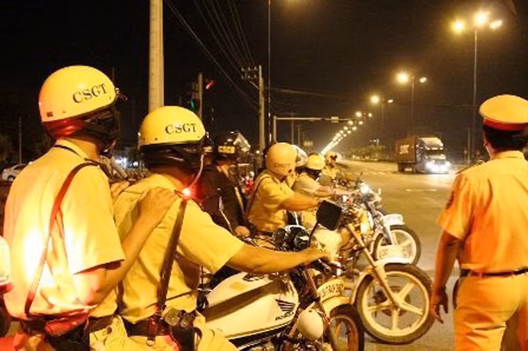 Từ đêm 4/12 đến rạng sáng 5/12, lực lượng công an, dân phòng, bảo vệ dân phòng cùng sự hỗ trợ của các ban ngành, đoàn thể khắp 322 phường, xã, thị trấn thuộc 24 quận, huyện trên toàn địa bàn TP HCM đã ra quân kiểm tra, trấn áp tội phạm, truy quét ma túy...