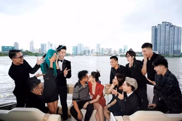 Bi chi trich vi ngoi len dui Erik, Hoa Minzy khon ngoan hoa giai