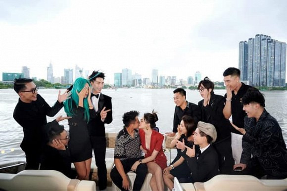 Bi chi trich vi ngoi len dui Erik, Hoa Minzy khon ngoan hoa giai