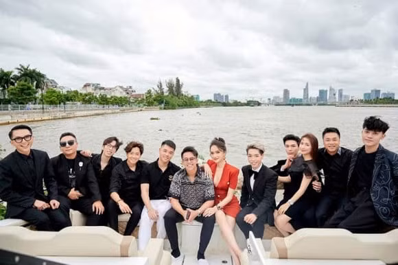 Bi chi trich vi ngoi len dui Erik, Hoa Minzy khon ngoan hoa giai-Hinh-2