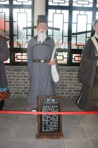 Nghiêm Tung lại không bằng lòng, trở mặt đặt điều nịnh bợ Thế Tông, được Thế Tông tin dùng, phong ông ta là Thái Tử Thái Bao, nâng lên chức quan nhất phẩm, đồng thời thưởng cho nhiều tiền bạc, giúp cho Nghiêm Tung đạt được mục đích vừa thăng quan vừa phát tài. Nhưng ông ta vong ân bội nghĩa, báo thù Hạ Ngôn - người đã nâng đỡ ông ta, dẫm lên xác Hạ Ngôn mà leo lên chức Thủ Phụ. Ông ta hãm hại đồng liêu, kết bè kết đảng, tham ô tham nhũng, giàu nhất nhì thiên hạ. Vây cánh bè phái và con cháu của ông ta tác oai tác quái, lộng hành triều chính. Nghiêm Tung chuyên quyền loạn chính, khiến triều Minh suy yếu, biên cương bị xâm hại, dân chúng lầm than, nhưng ông ta lại tìm người chịu tội thay mình.