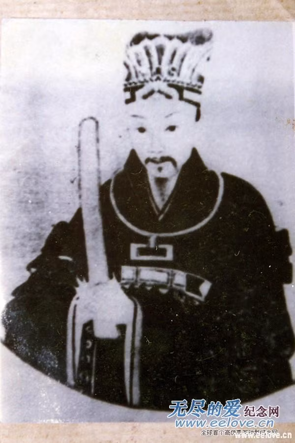 Năm Gia Tĩnh thứ bốn mốt (năm 1562), tội ác của Nghiêm Tung bị phơi bày, Thế Tông lệnh cho Nghiêm Túc bãi chức, cho về quê tu dưỡng. Con cháu và vây cánh của ông ta bị phái đến vùng biên ải. Con trai của Nghiêm Tung Nghiêm Thế Phiên và tay chân La Long Văn trên đường đi đày đã trốn về quê, chiêu nạp những kẻ lưu manh, tung hoành ở quê hương, làm rất nhiều việc ác, bị triều đình chặt đầu. Nghiêm Tung bị điều xuống làm thứ dân, gia sản bị tịch thu, người nhà và vây cánh bị trị tội. Năm Long Khánh thứ nhất ( năm 1567), Nghiêm Tung 87 tuổi sống trong nghèo khổ bệnh tật, chết trong sự phỉ nhổ của mọi người. Khi ông ta chết, mộ không những không có quan tài mai táng, lại càng không có người đến hỏi thăm, cho đến những năm đầu Vạn Lịch, Trương Cư Chính chấp chính, mới dặn dò Nghi huyện lệnh mai táng cho ông ta.