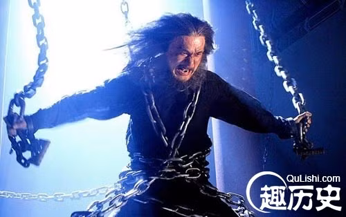 Ngao Bái - Ép vua loạn chính, chết rũ trong ngục. Ngao Bái (?-1669) xuất thân trong gia đình Tướng Môn, từ nhỏ đã vô cùng thành thục bắn cung cưỡi ngựa, kỹ nghệ cao cường. Khi trưởng thành, tính tình hung bạo, rất anh dũng trên chiến trường, lập được rất nhiều công lao, có danh xưng “ Ba Đồ Phổ “ (Dũng sĩ), được phong quan tấn tước. Sau khi Hoàng Thái Cực chết, Ngao Bái hết lòng vì hoàng đế trẻ tuổi kế vị Thuận Trị, được Thuận Trị tin dùng, lại có công bảo vệ Thái hậu nên được làm quan nhất phẩm. Sau khi Khang Hi kế vị, tuân theo di mệnh của Thuận Trị, được làm một trong bốn Phụ Chính đại thần.