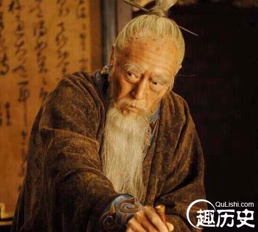 Nghiêm Tung - Đại gian ác, chết không ai chôn. Nghiêm Tung (1480-1567), tự Duy Trung, hiệu Giới Hề, còn có hiệu là Miễn Am, người Phân Nghi Giang Tây, sinh ra trong một gia đình bình thường, 25 tuổi đỗ tiến sỹ, gia nhập quan trường. Vì mang bệnh, tu dưỡng tại nhà mười năm. Năm thứ mười một Chính Đức thời Minh Vũ Tông (năm 1516) về triều phục chức, nhưng không được như ý, cho đến năm Gia Tĩnh thứ bảy thời Minh Thế Tông mới bắt đầu làm Tả Thị Lang ở bộ Lễ. Để có được chức quan cao hơn, ông ta dốc sức phò trợ cấp trên Hạ Ngôn, được Hạ Ngôn giới thiệu.