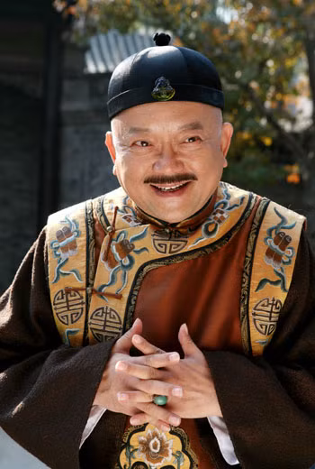 Bản lĩnh lớn nhất của Hòa Thân là thu thập tiền tài. Ông ta là vị tham quan nổi tiếng trong lịch sử Trung Quốc. Sau khi Càn Long chết, Gia Khánh kế vị, Hòa Thân bị giết, gia sản bị tịch thu, kết quả khiến mọi người kinh ngạc. Nhà Thanh lúc đó đưa ra bảng danh sách, có 106 số, trong đó chỉ có 25 mục, đã có giá trị hai trăm hai mươi triệu lạng bạc trắng, gia sản có tất cả một tỷ mốt lạng bạc trắng, tương đương với thu nhập mười lăm năm của triều Thanh.