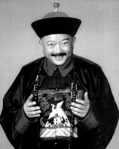 Năm Càn Long thứ 50, được phong làm Tam đẳng trung tương bá, được thưởng tử cương; năm Càn Long thứ 55, lại được ban hoàng đai, chức quan ngày càng nhiều, đến ngay bản thân Hòa Thân cũng thấy phiền phức.