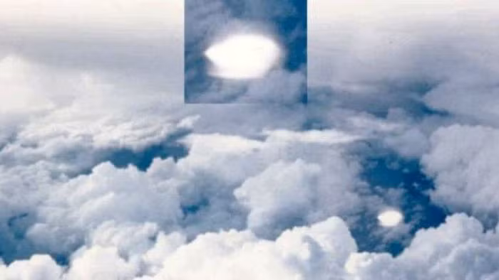 Trong khi anh đang bay ở độ cao khoảng 11 km, một phi công của không quân Hoàng gia Canada đã tình cờ chụp được những vùng sáng lớn hình đĩa bay trên bầu trời. Bức ảnh có độ nét rất cao nên được các chuyên gia dùng làm tư liệu nghiên cứu.