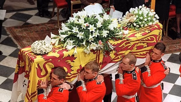 Quan tài với thi thể Công nương Diana được mang vào bên trong Tu viện Westminster Abbey để tiến hành nghi thức tang lễ.