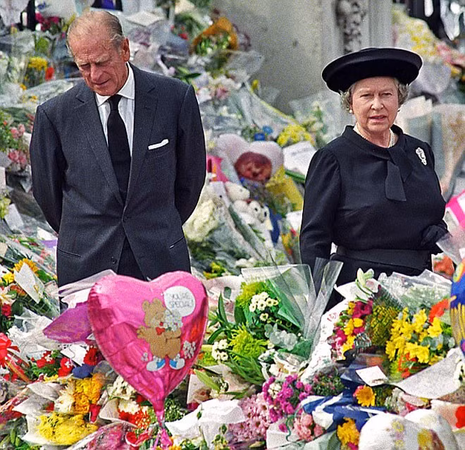 Nữ hoàng Elizabeth II hầu như vẫn cười và vỗ tay không tiếng khi bà thấy biển hoa tưởng niệm Công nương Diana. Song thực ra, gia đình Hoàng gia rất hoang mang.