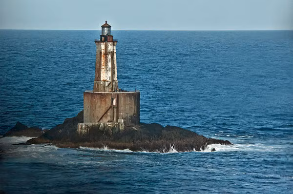 6. Ngọn hải đăng được xây dựng đắt nhất ở Mỹ là George Reef, gần thành phố Crescent, bang California. Phải mất 10 năm để xây dựng ngọn hải đăng này và chi phí lên tới 715.000 USD. Ảnh: Hải đăng George Reef.
