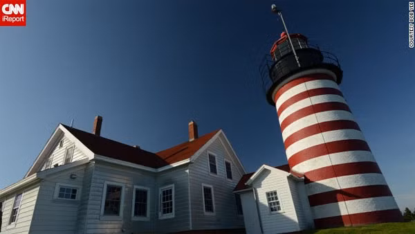 7. Vào thế kỷ XIX, công việc gác hải đăng là một trong những việc làm được Chính phủ Mỹ ưu tiên dành cho phụ nữ. Ảnh: Một ngọn hải đăng ở Lubec, Maine với thiết kế ấn tượng bằng những vạch kẻ đỏ, trắng.