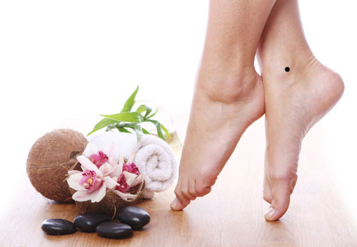 Nốt ruồi ở mắt cá chân và hai mép bàn chân: Người có nốt ruồi trên mắt cá chân và ở hai bên mép bàn chân thường có số vất vả, chạy đông chạy tây để lo cuộc sống mưu sinh.