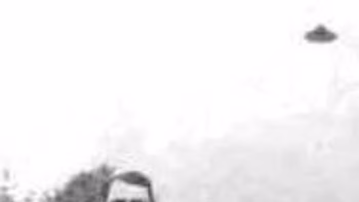 Tháng 5 năm 1932, George Sutton đã chụp được bức ảnh này tại St Paris, Ohio. Đây có thể là bức ảnh về UFO sớm nhất trong lịch sử các bức ảnh mà con người đã chụp được về UFO.