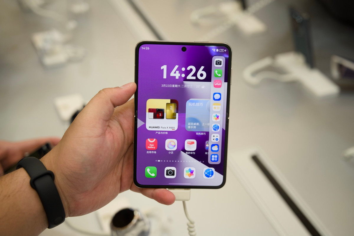 Khi mở ra, người dùng sẽ thấy màn hình chính OLED 6,3 inch với độ phân giải 2120 x 1320 và tỷ lệ khung hình 16:10 giúp đọc tài liệu, duyệt web và chạy nhiều ứng dụng cùng lúc mà không bị chật chội.