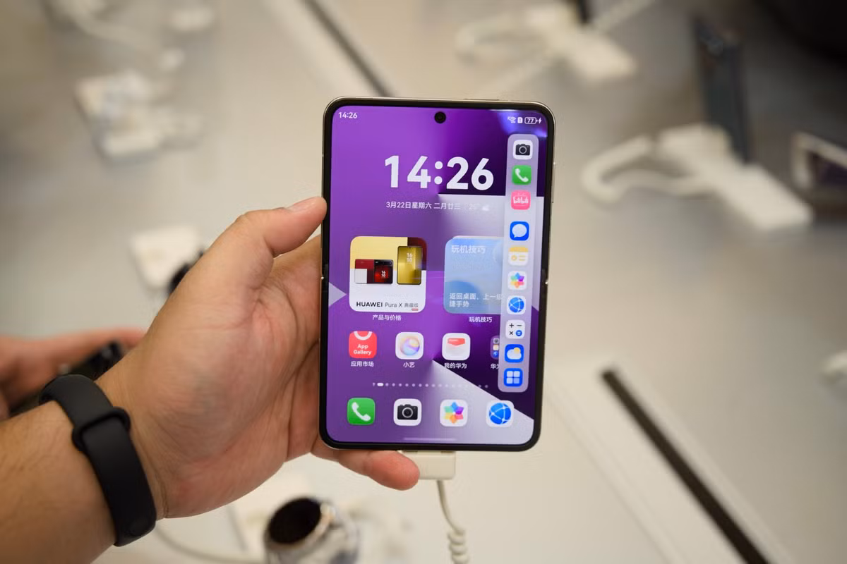 Khi mở ra, người dùng sẽ thấy màn hình chính OLED 6,3 inch với độ phân giải 2120 x 1320 và tỷ lệ khung hình 16:10 giúp đọc tài liệu, duyệt web và chạy nhiều ứng dụng cùng lúc mà không bị chật chội.