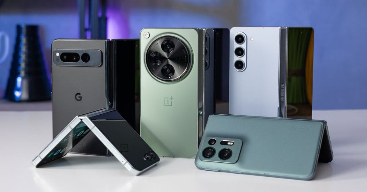 Không đi theo lối mòn của những thiết kế quen thuộc, Pura X chọn hướng khác biệt, gập ngang. Điều này không chỉ tạo ra một dáng vẻ độc đáo mà còn mở ra những trải nghiệm sử dụng mới lạ, đặc biệt là về mặt hiển thị.