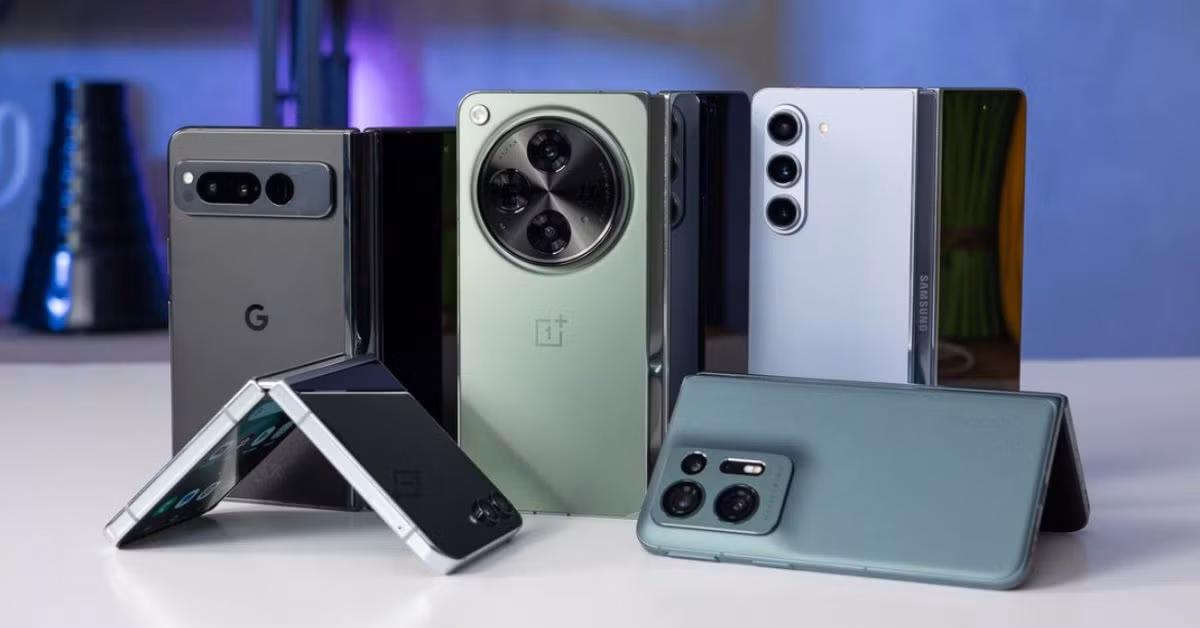 Không đi theo lối mòn của những thiết kế quen thuộc, Pura X chọn hướng khác biệt, gập ngang. Điều này không chỉ tạo ra một dáng vẻ độc đáo mà còn mở ra những trải nghiệm sử dụng mới lạ, đặc biệt là về mặt hiển thị.