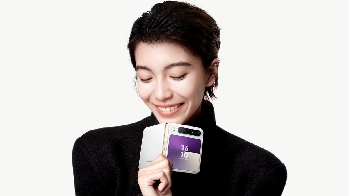 Nếu như các đối thủ cạnh tranh vẫn đang loay hoay với việc hoàn thiện những chiếc điện thoại gập dọc truyền thống, Huawei lại mạnh dạn đi tiên phong với Pura X. Khi gập lại, Pura X trông không khác biệt so với những chiếc Samsung Galaxy Flip hay Motorola Razr, vẫn nhỏ gọn trong lòng bàn tay cùng màn hình phụ vuông vắn và cụm ba camera.