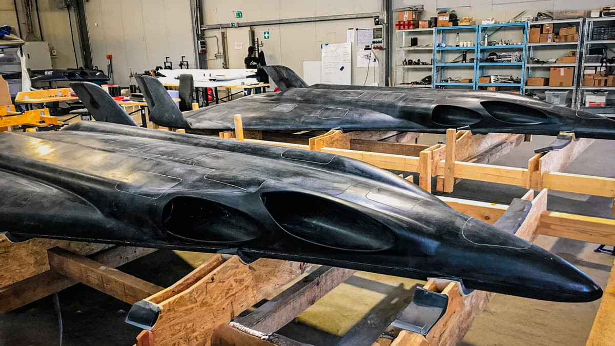 POLARIS đã phát triển tám nguyên mẫu cho nhiều khách hàng khác nhau, trong đó tàu siêu thanh mới này là nguyên mẫu thứ chín. Một trong những nguyên mẫu đáng chú ý của hãng, Aurora, là phiên bản thu nhỏ của tàu trình diễn MIRA, đã thực hiện chuyến bay đầu tiên vào năm 2023.