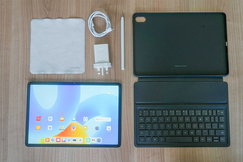 Ngoài ra, chiếc bút M Pen dành cho máy cũng không gắn nam châm được lên cạnh. Thay vào đó, người dùng sẽ dùng bộ sạc riêng cho bút, nên cẩn thận giữ kĩ kẻo làm mất.