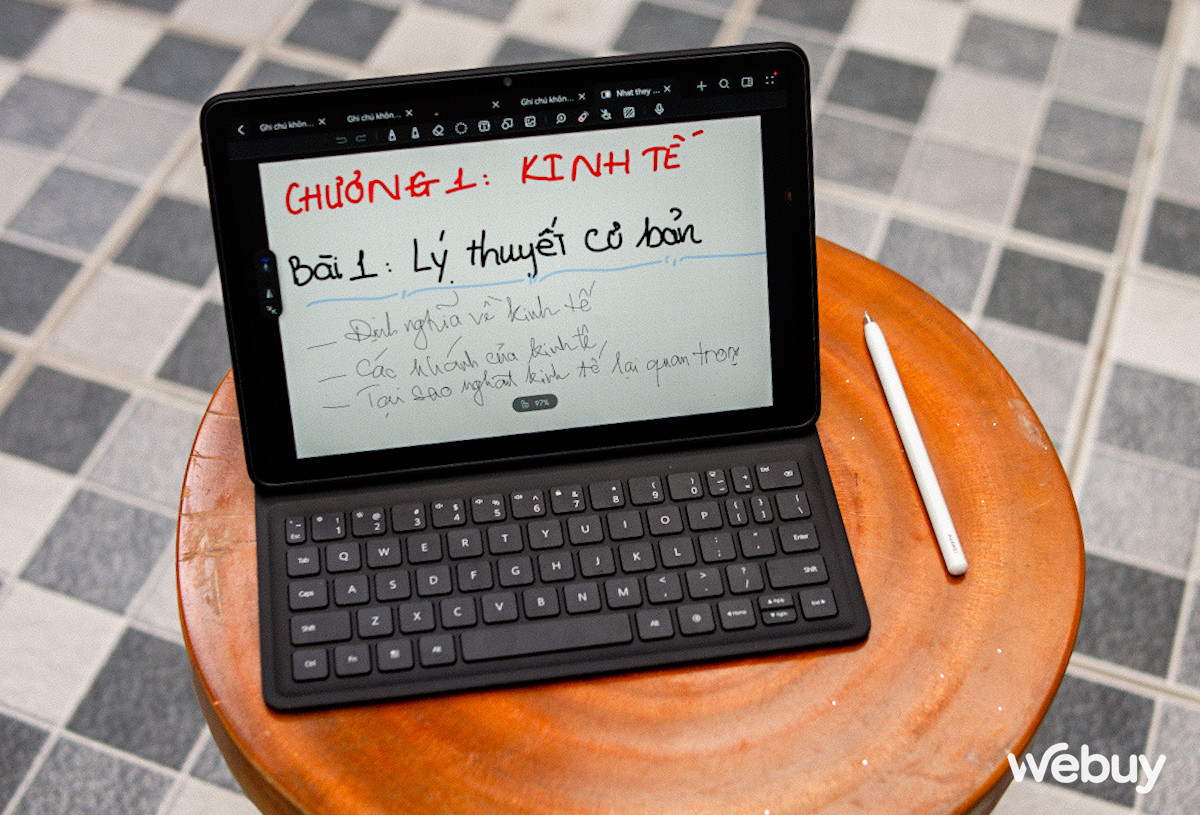 Tầm dưới 10 triệu mà mua laptop cho học sinh, sinh viên thực ra chưa tối ưu lắm. Hầu hết các lựa chọn đều phải hy sinh nhiều khía cạnh, ví dụ như cấu hình không cao, màn hình kém đẹp, kích thước và trọng lượng cồng kềnh, chưa đáp ứng được nhu cầu học tập - giải trí của các bạn trẻ. 