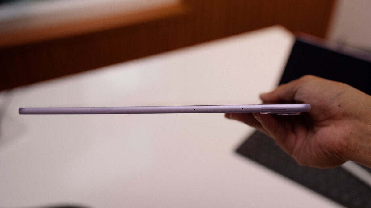 Thân MatePad 11.5 nặng khoảng chưa đến 500gr, kích thước màn hình 11.5 inch với tỉ lệ 3:4 vừa vặn để dùng theo chiều ngang hoặc dọc. Bộ bao da thiết kế khá thông minh, có thể tháo rời 2 phần linh hoạt và tích hợp chân đế phía sau rất tiện lợi.