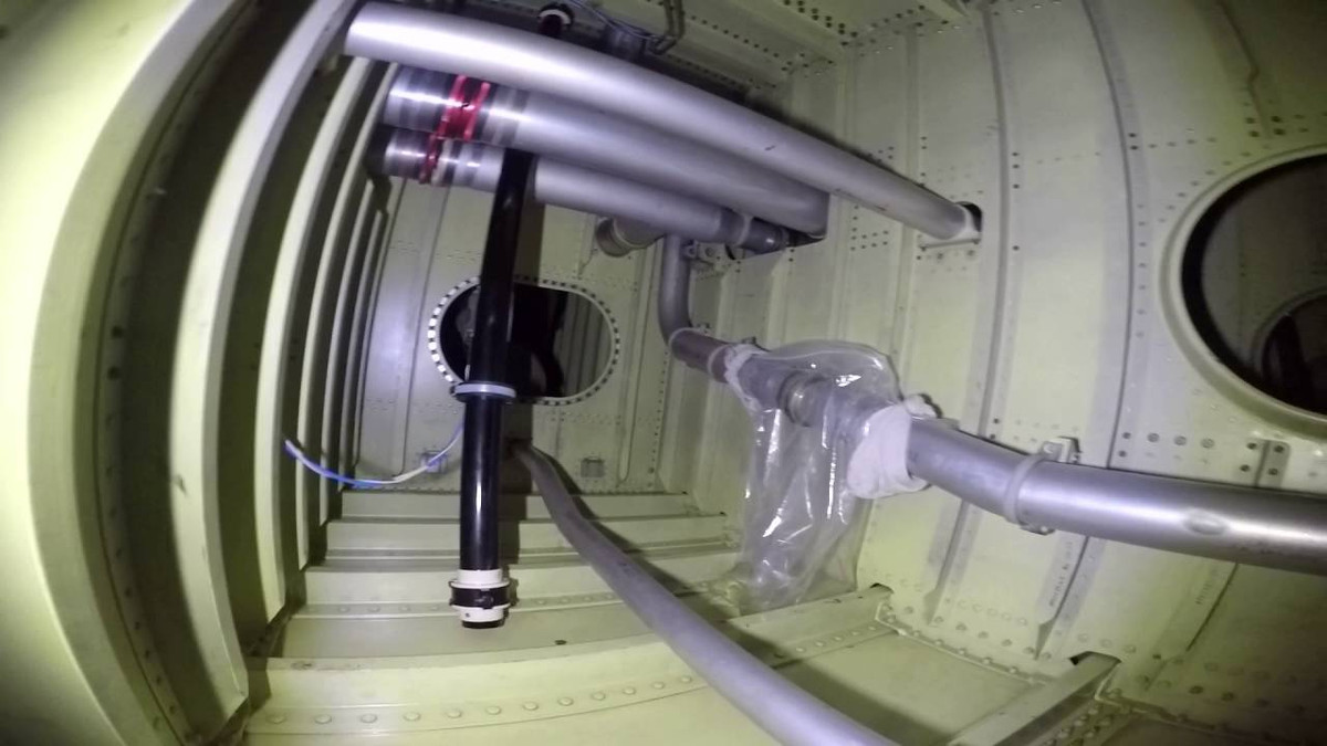 Một lý do thực tế khác khiến bình nhiên liệu được đặt trong cánh là để tối ưu hóa không gian trong thân máy bay. Nếu nhiên liệu được lưu trữ trong thân, nó sẽ chiếm một phần không gian đáng kể, làm giảm diện tích có thể sử dụng cho hành khách hoặc hàng hóa.