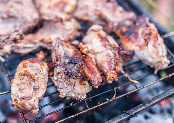 Trong một nỗ lực gần đây nhất để kiếm soát chuột Nutria, Cục Cá và Động vật hoang dã Hoa Kỳ (FWS) đã đưa loài động vật này vào một "menu" 5 loài động vật xâm lấn mà con người có thể ăn để bảo vệ môi trường. Họ đang cố gắng thuyết phục người dân Mỹ ăn thịt chuột Nutria vì thịt của loài vật này "rất nạc và ngon".