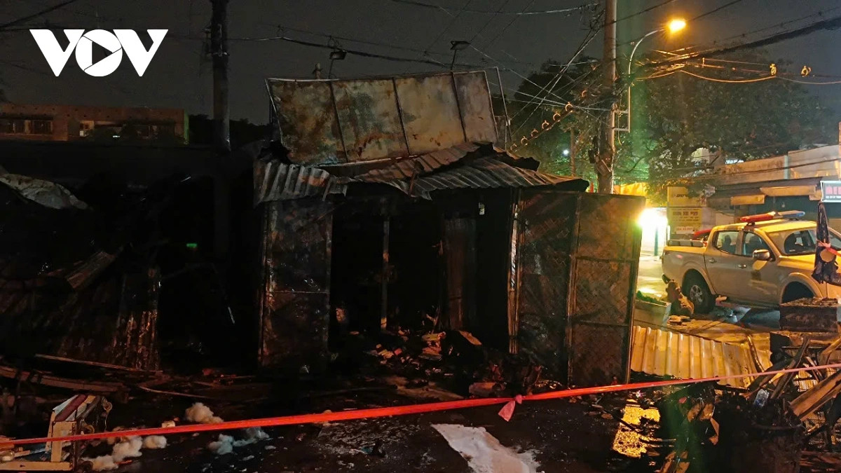 Sau đó, ngọn lửa nhanh chóng lan ra, thiêu rụi các ki ốt xung quanh.