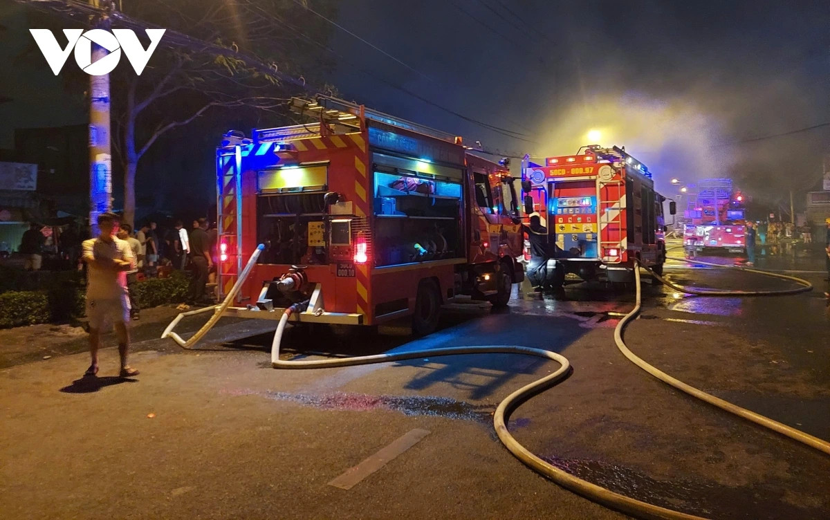 Nhận được tin báo, Cảnh sát PCCC &amp; CNCH - Công an TP.HCM cùng Công an quận Bình Thạnh điều nhiều xe chữa cháy và cán bộ chiến sĩ tới hiện trường.