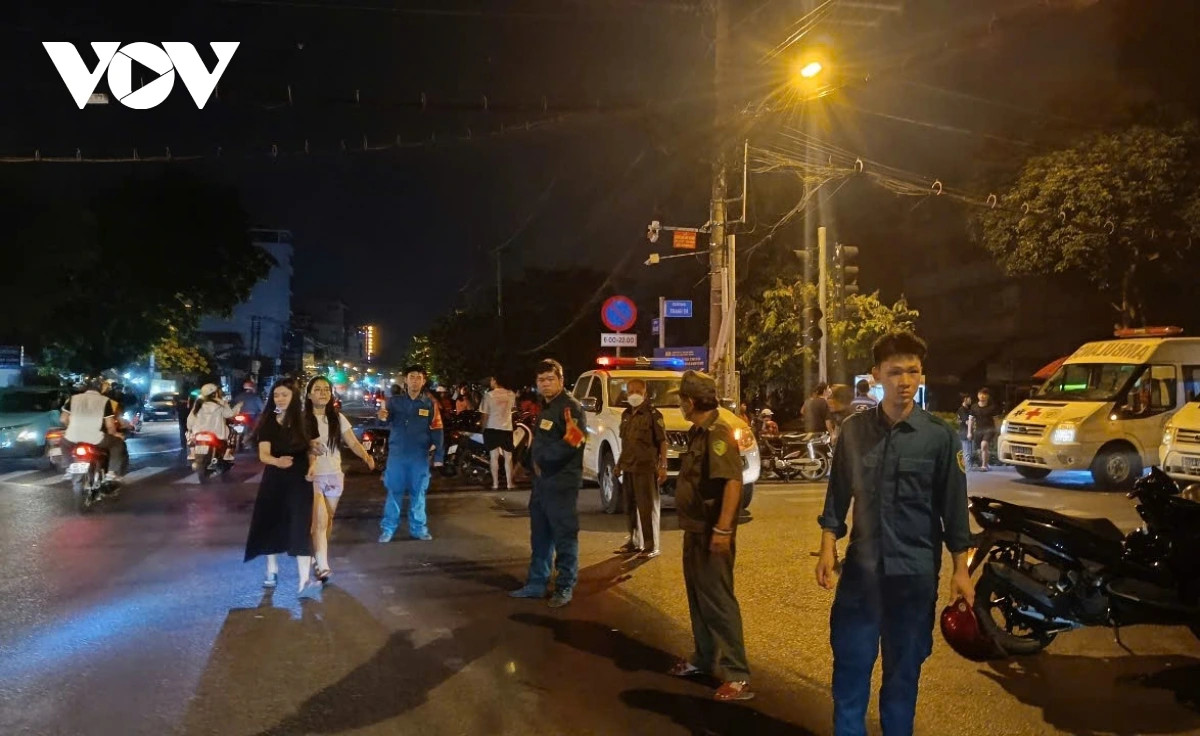 Lực lượng chức năng điều tiết giao thông, hướng dẫn người dân không đi vào con đường bị phong tỏa để phục vụ công tác chữa cháy.