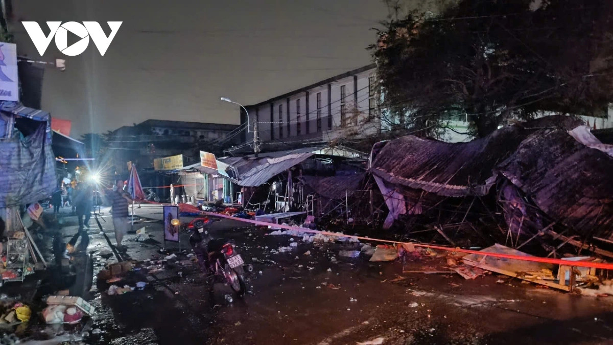 Ghi nhận tại hiện trường, có 7 ki ốt bán sách báo, đồ chơi trẻ em, hoa quả, chăn ga gối và một cửa hàng bạc phía sau bị thiêu rụi hoàn toàn và một ki ốt bán đồ ăn bị thiêu rụi một phần.