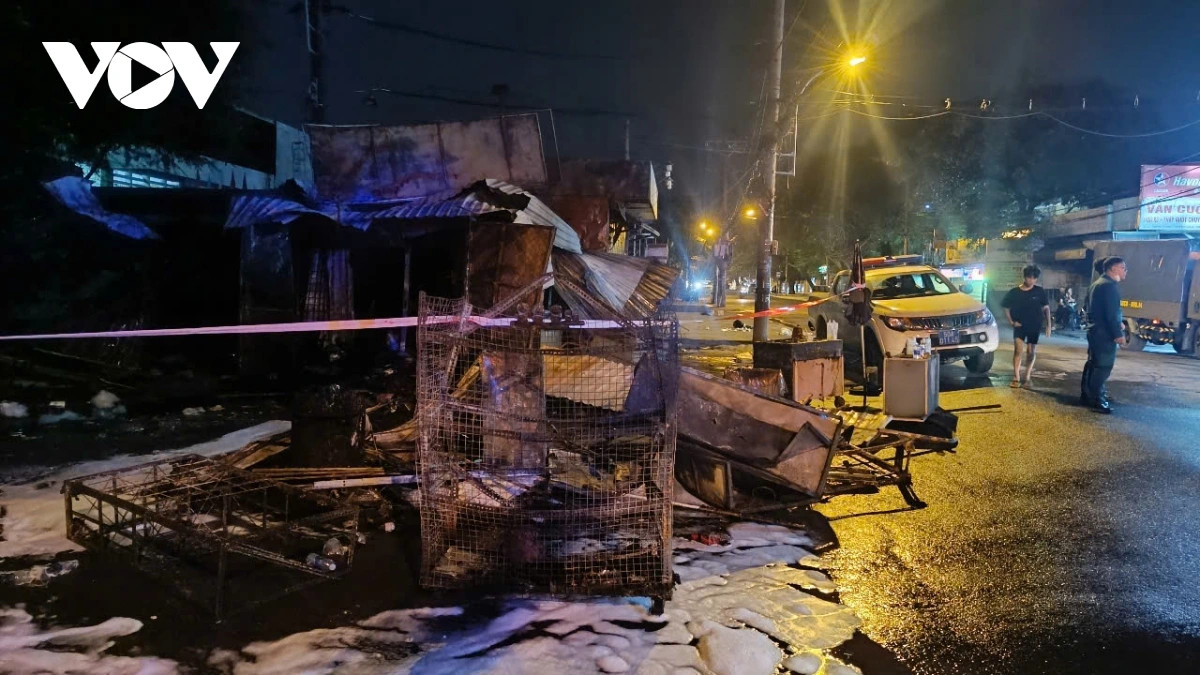 Do trong chợ có nhiều vật liệu bén lửa dễ gây cháy nên người dân không thể dập tắt lửa tại chỗ.