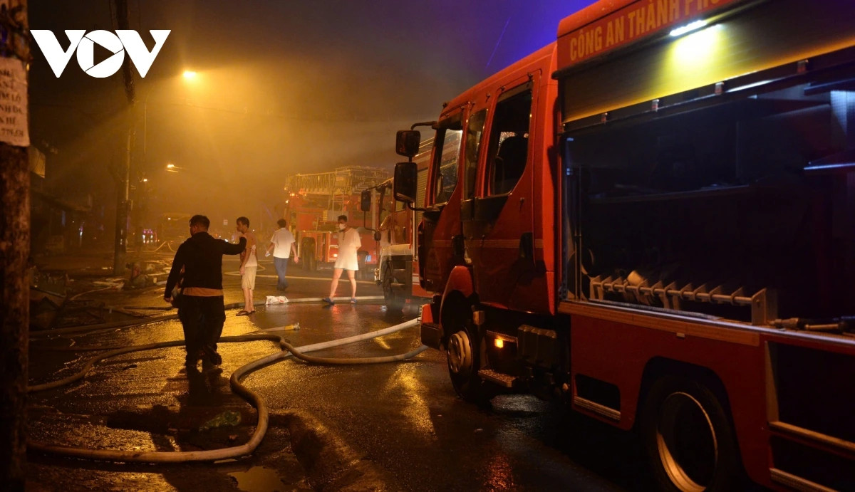 Lính cứu hỏa kéo vòi rồng dập lửa, nỗ lực đám cháy ngăn cháy lan rộng.