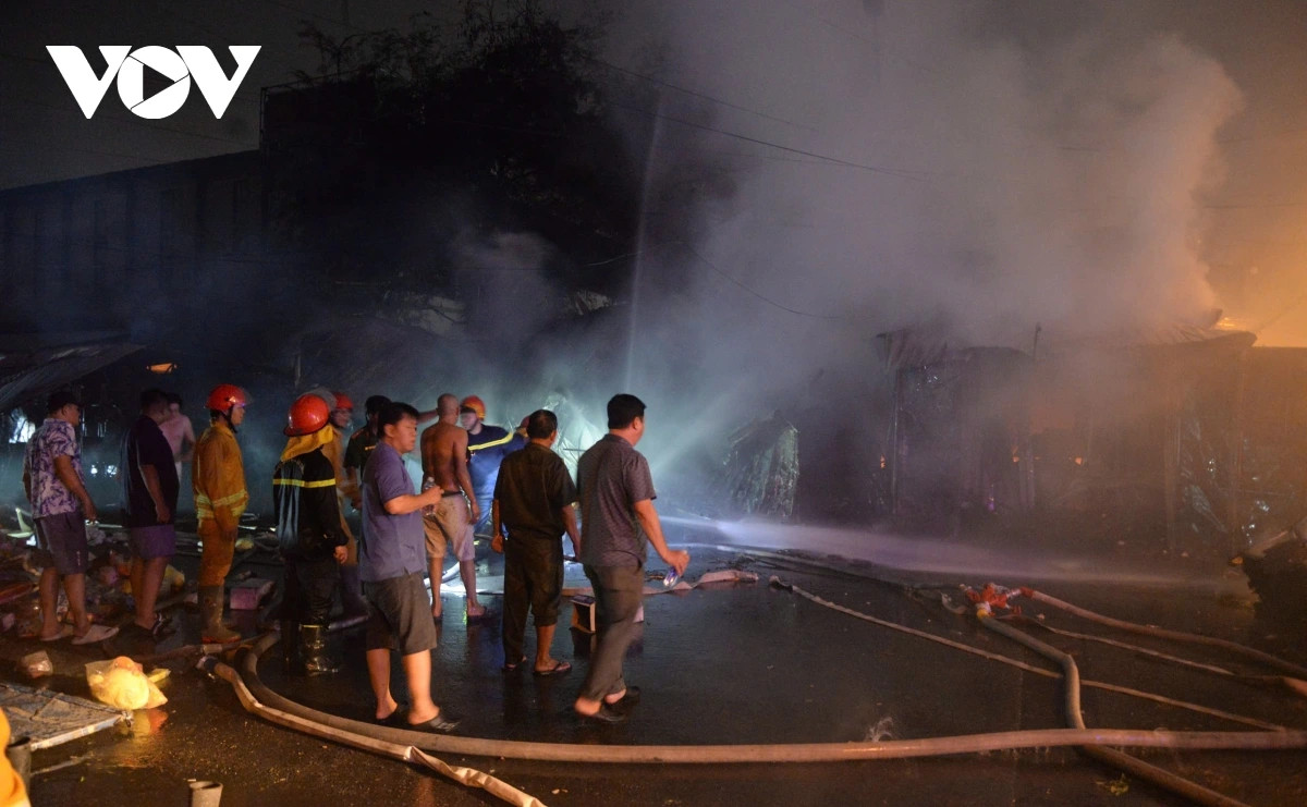 Sau khi dập lửa, cán bộ chiến sĩ PCCC vẫn phun nước làm mát, tránh đám cháy bùng phát trở lại.
