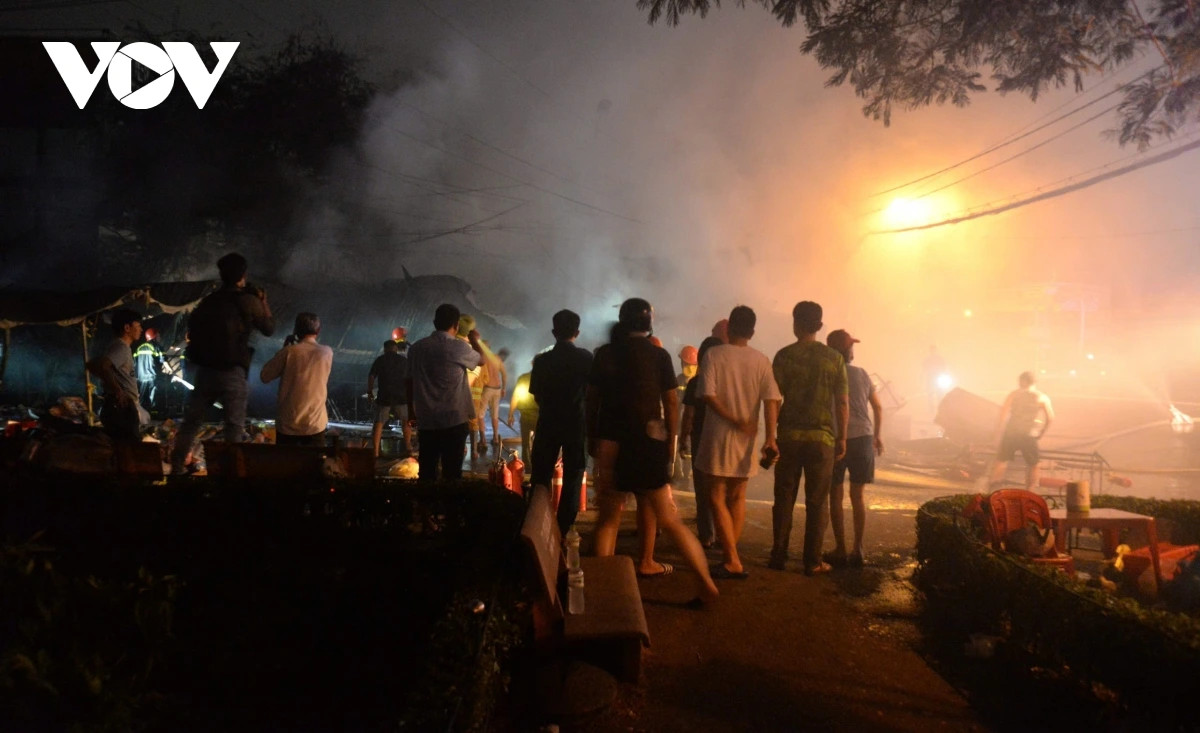 Vào khoảng 22h15 phút đêm 17/3, người dân phát hiện chợ Thanh Đa (Phường 27, quận Bình Thạnh, TP HCM) bốc cháy dữ dội.