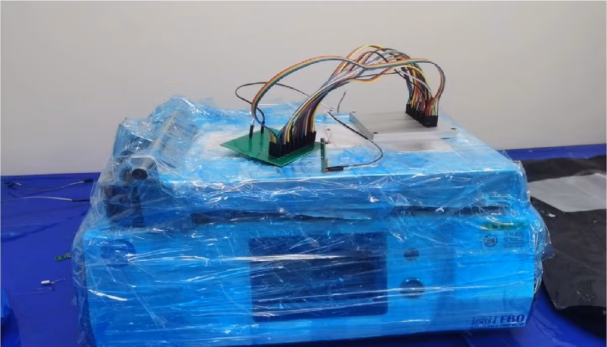 Họ đã phát triển một nguyên mẫu pin hạt nhân carbon-14 (C-14) siêu bền, có tên là Zhulong-1, đánh dấu bước tiến trong nỗ lực đổi mới pin hạt nhân siêu nhỏ. Cải tiến cốt lõi của Zhulong-1 nằm ở việc sử dụng C-14, một đồng vị phóng xạ có chu kỳ bán rã là 5.730 năm, được ghép nối với chất bán dẫn silicon-carbide (SiC)