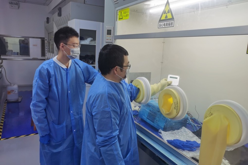 Theo thông báo từ Đại học Sư phạm Tây Bắc tại tỉnh Cam Túc, loại pin này được thiết kế với tuổi thọ 50 năm, nhưng có thể kéo dài hơn 100 năm trong điều kiện khắc nghiệt. Điều này vượt xa tuổi thọ của các loại pin thông thường hiện nay.