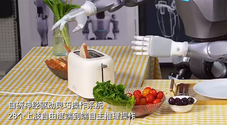 Chỉn chu trong từng thao tác, nó cho bánh mỳ vào lò nướng, sau đó bày ra đĩa. Rau cũng được bày ra, nó cũng có thể chiên xúc xích một cách khéo léo và xác định đúng thời điểm thông qua thời gian, nhiệt độ mà AI tính toán.