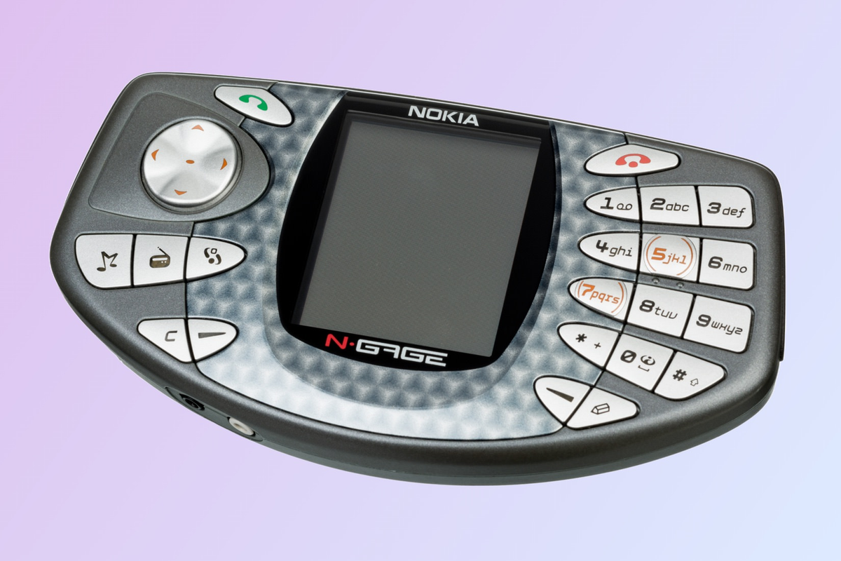 Nokia N-Gage tiên phong kết hợp di động và máy chơi game. Các tựa game nổi tiếng như "Tomb Raider" và "Tony Hawk’s Pro Skater" được N-Gate hỗ trợ khiến các game thủ 8x điên đảo. Nhiều người nhớ đến nó trên 2 phương diện, thiết kế cực dị và là máy chơi game.