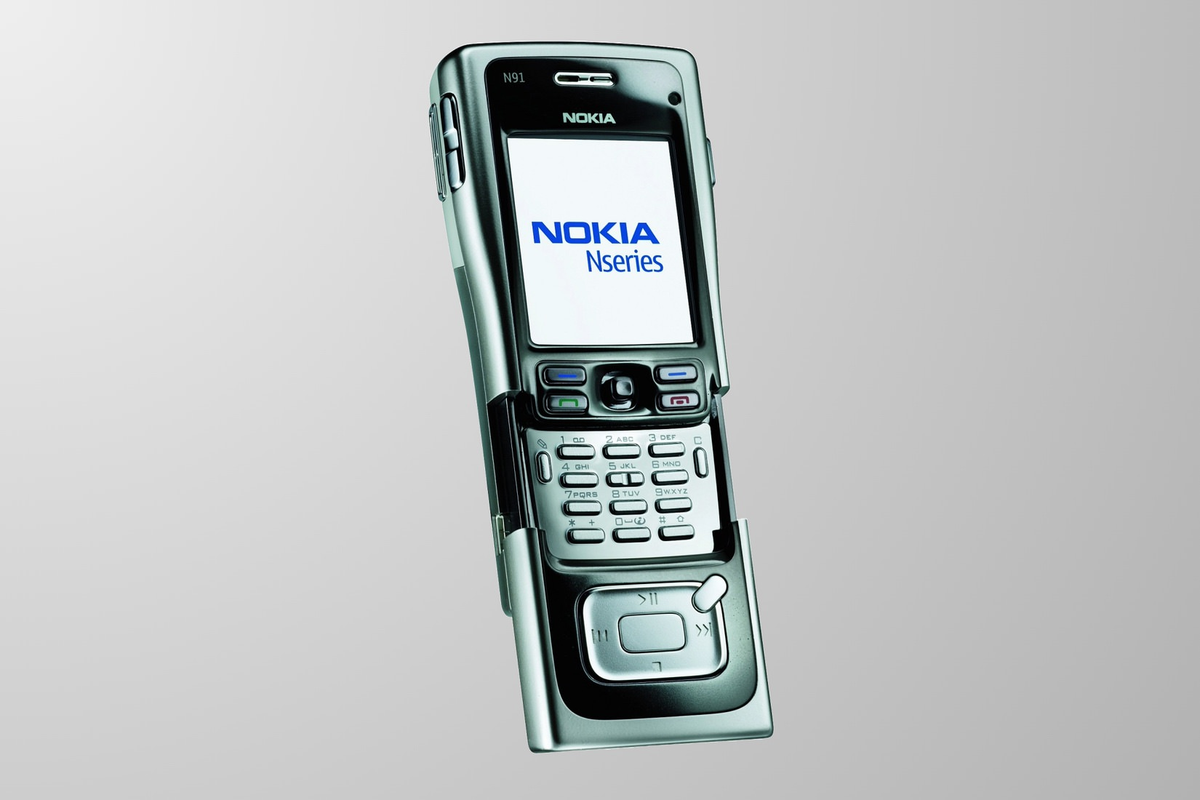 Nokia N91 (2005), là điện thoại tiên phong của Nokia dành cho những người yêu âm nhạc, với bộ nhớ trong 4GB và chất lượng âm thanh đỉnh cao. Vỏ kim loại cứng cáp, với bàn phím trượt độc đáo. Máy hỗ trợ kết nối WiFi, Bluetooth và 3G, chụp ảnh 2MP, đã trở thành biểu tượng của dòng nghe nhạc thế hệ đầu tiên.