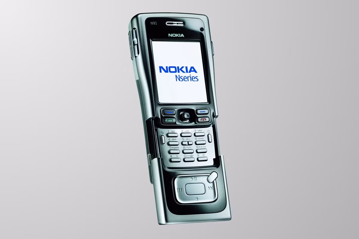 Nokia N91 (2005), là điện thoại tiên phong của Nokia dành cho những người yêu âm nhạc, với bộ nhớ trong 4GB và chất lượng âm thanh đỉnh cao. Vỏ kim loại cứng cáp, với bàn phím trượt độc đáo. Máy hỗ trợ kết nối WiFi, Bluetooth và 3G, chụp ảnh 2MP, đã trở thành biểu tượng của dòng nghe nhạc thế hệ đầu tiên.