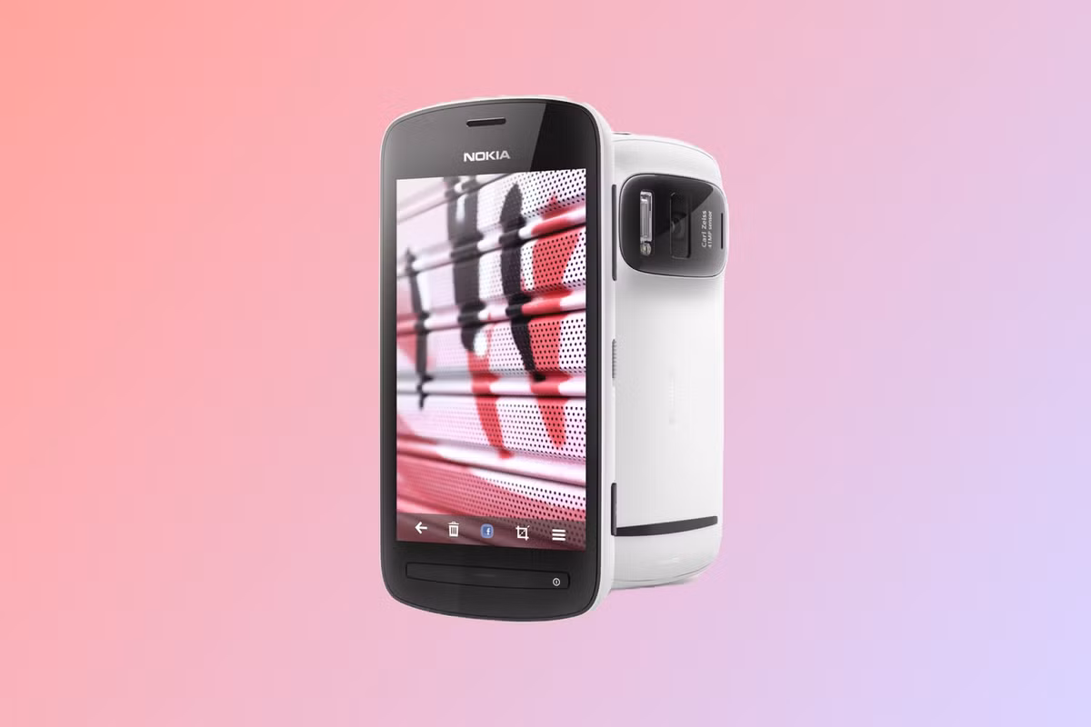 Nói đến camera phone, Nokia 808 PureView năm 2012 mang lại đột phá mang tính chất vĩ đại. Cảm biến PureView 41 MP cùng với ống kính Carl Zeiss thời điểm đó đem lại chất lượng ngang với máy ảnh dSLR. Cùng với việc quay video Full HD, nó thiết đặt tiêu chuẩn và tự mình trở thành biểu tượng cho việc quay chụp trên smartphone.