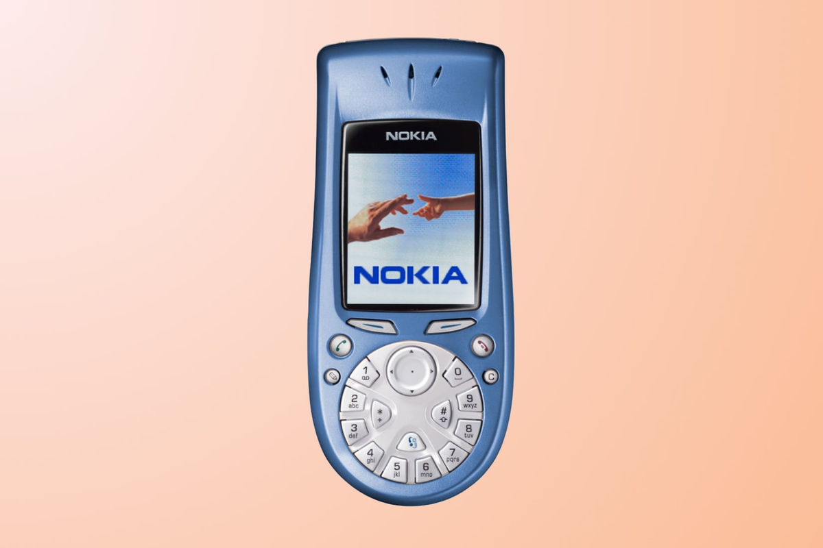 Nokia 3650 nổi bật với thiết kế bàn phím hình tròn khác biệt kèm theo trải nghiệm màn hình TFT 2,1 inch xuất sắc. Mẫu điện thoại này có camera VGA, hỗ trợ quay video, Tương tự 6600, Nokia 3650 chạy Symbian OS, hỗ trợ đa nhiệm và cài đặt ứng dụng, mở ra trải nghiệm thông minh mới mẻ.