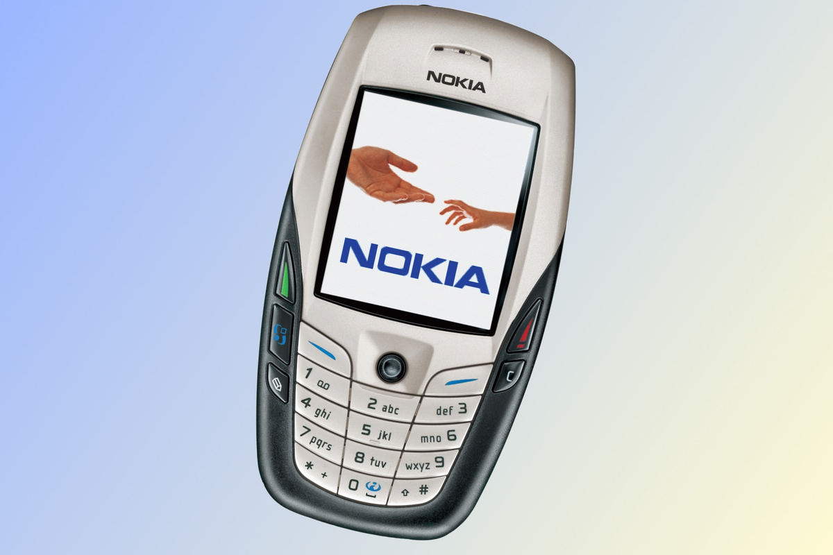  Nokia 6600 ra mắt năm 2003 với màn hình màu 2,1 inch, độ phân giải 176x208 pixel, cùng camera VGA. Với hơn 2 triệu chiếc được bán ra, mẫu điện thoại Nokia 6600 chạy Symbian đã trở thành một huyền thoại, đánh dấu bước tiến lớn trong thời kỳ đầu của điện thoại thông minh.