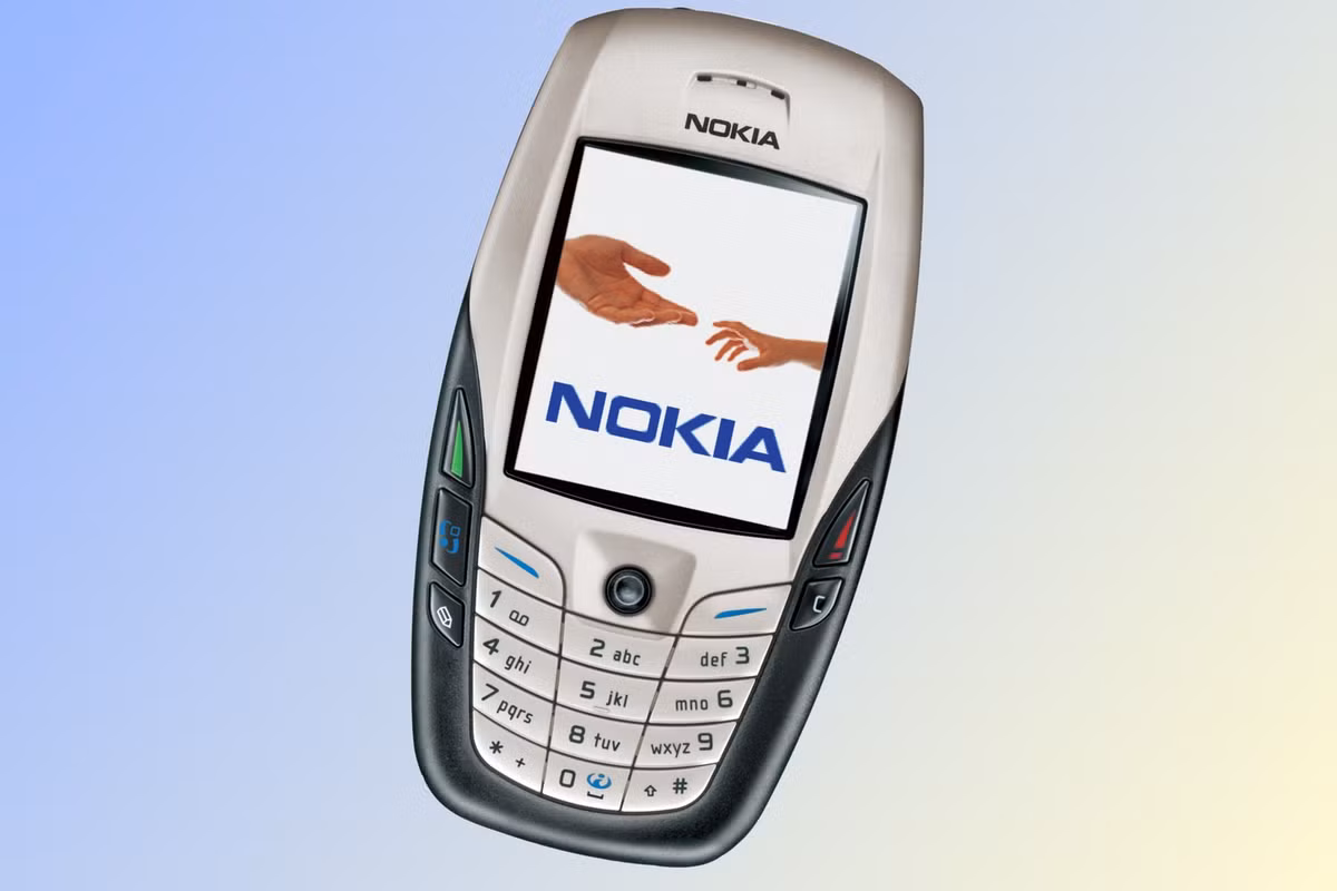  Nokia 6600 ra mắt năm 2003 với màn hình màu 2,1 inch, độ phân giải 176x208 pixel, cùng camera VGA. Với hơn 2 triệu chiếc được bán ra, mẫu điện thoại Nokia 6600 chạy Symbian đã trở thành một huyền thoại, đánh dấu bước tiến lớn trong thời kỳ đầu của điện thoại thông minh.