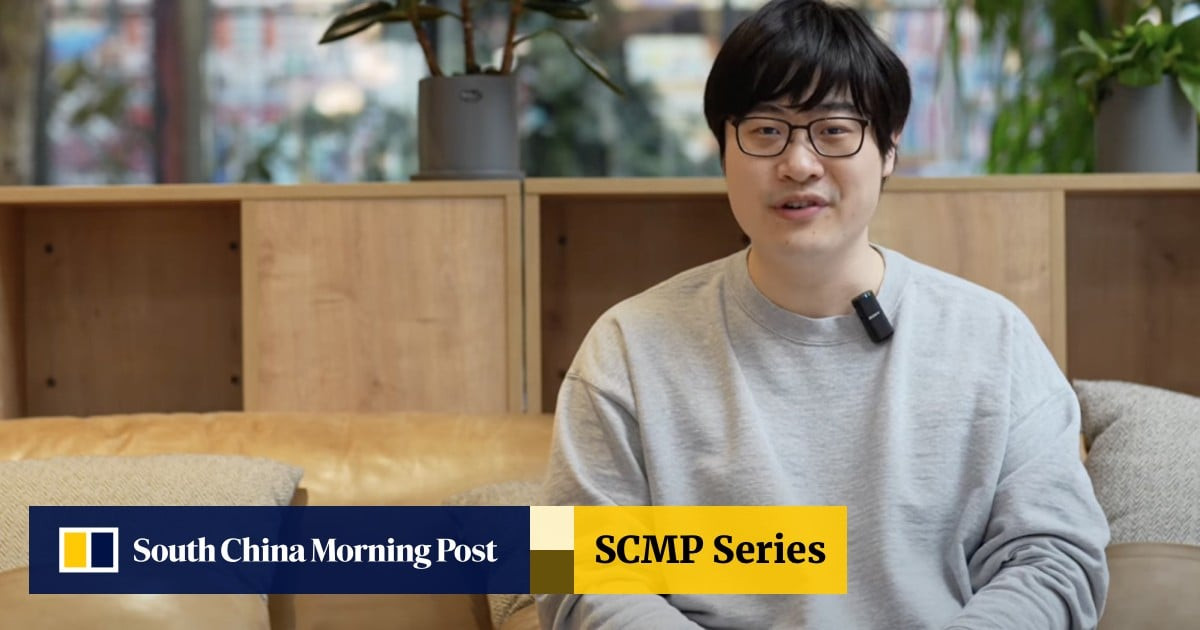 Theo Cát Dịch Siêu (Ji Yichao) - đồng sáng lập kiêm nhà khoa học trưởng của Manus AI, hệ thống này được xây dựng dựa trên Claude 3.5 Sonnet của Anthropic (ra mắt khoảng 9 tháng trước), kết hợp với các phiên bản tùy chỉnh của Qwen, một dòng mô hình AI do Alibaba phát triển.