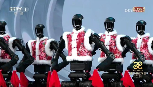 Những robot hình người này không chỉ thực hiện nhuần nhuyễn các động tác lắc eo, đá chân như con người mà còn khéo léo xoay khăn tay, thể hiện kỹ thuật vô cùng linh hoạt và chính xác. Cả thế giới dành nhiều lời khen cho thành tựu công nghệ đỉnh cao của Trung Quốc. Cùng với Deepseek, Unitree trỏ thành minh chứng tiêu biểu cho những gì mà nền văn minh lâu đời nhất thế giới.