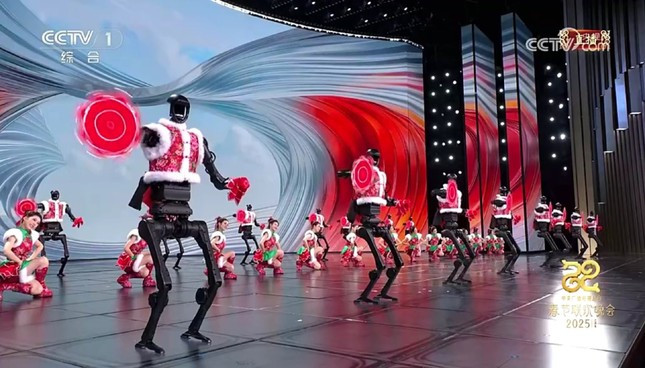 16 robot Unitree H1 của Trung Quốc từng làm cả thế giới kinh ngạc khi khoác trên mình những chiếc áo bông họa tiết truyền thống vùng Đông Bắc, cùng biểu diễn với các nghệ sĩ tại Gala Mừng Xuân Ất Tỵ.